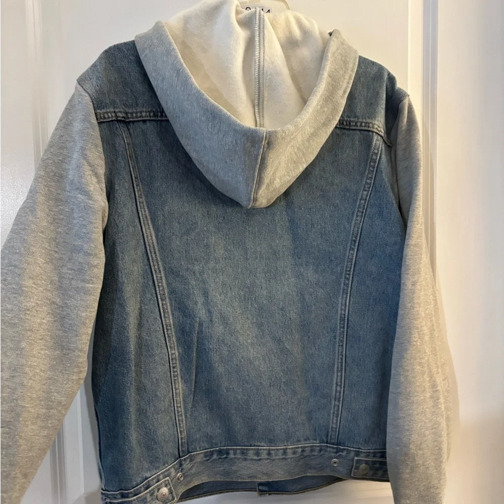 Men's Levi’s Light Blue Denim Jacket with Gray Hoodie Sleeves Sz Med NWT